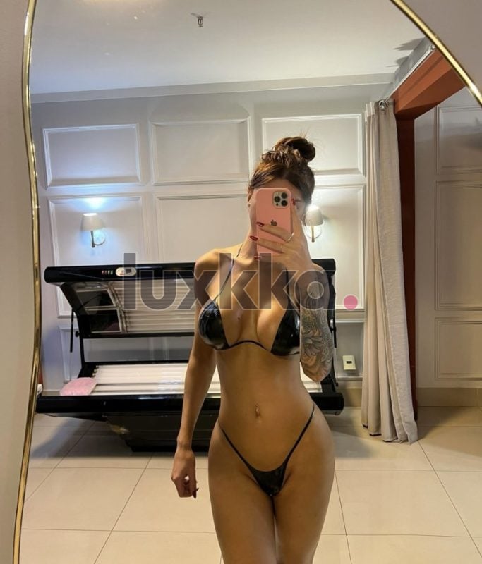 Clara Menezes, acompanhante trans em Copacabana, Rio de Janeiro, foto 77 de 104