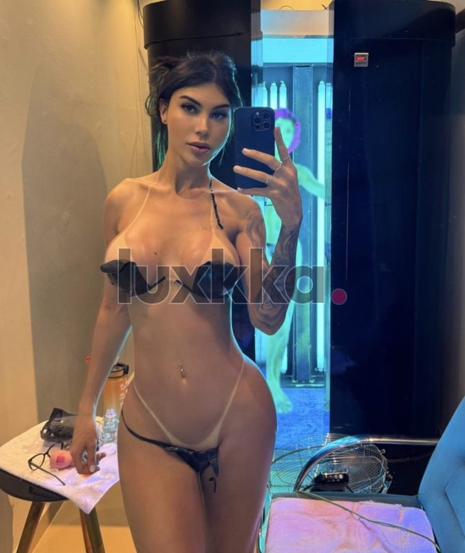 Clara Menezes, acompanhante trans em Copacabana, Rio de Janeiro, foto 72 de 104
